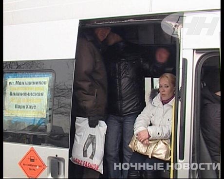 Скверное утро: в Екатеринбурге маршрутка въехала в кирпичное ограждение. Одну пассажирку госпитализировали. Объяснения водителя и пассажиров расходятся